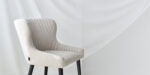 trpezariska stolica so svetlo krem stof i crni nogarki