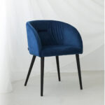 trpezariska stolica vo plav plis i crni nogarki