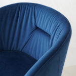 trpezariska stolica vo plav plis i crni nogarki