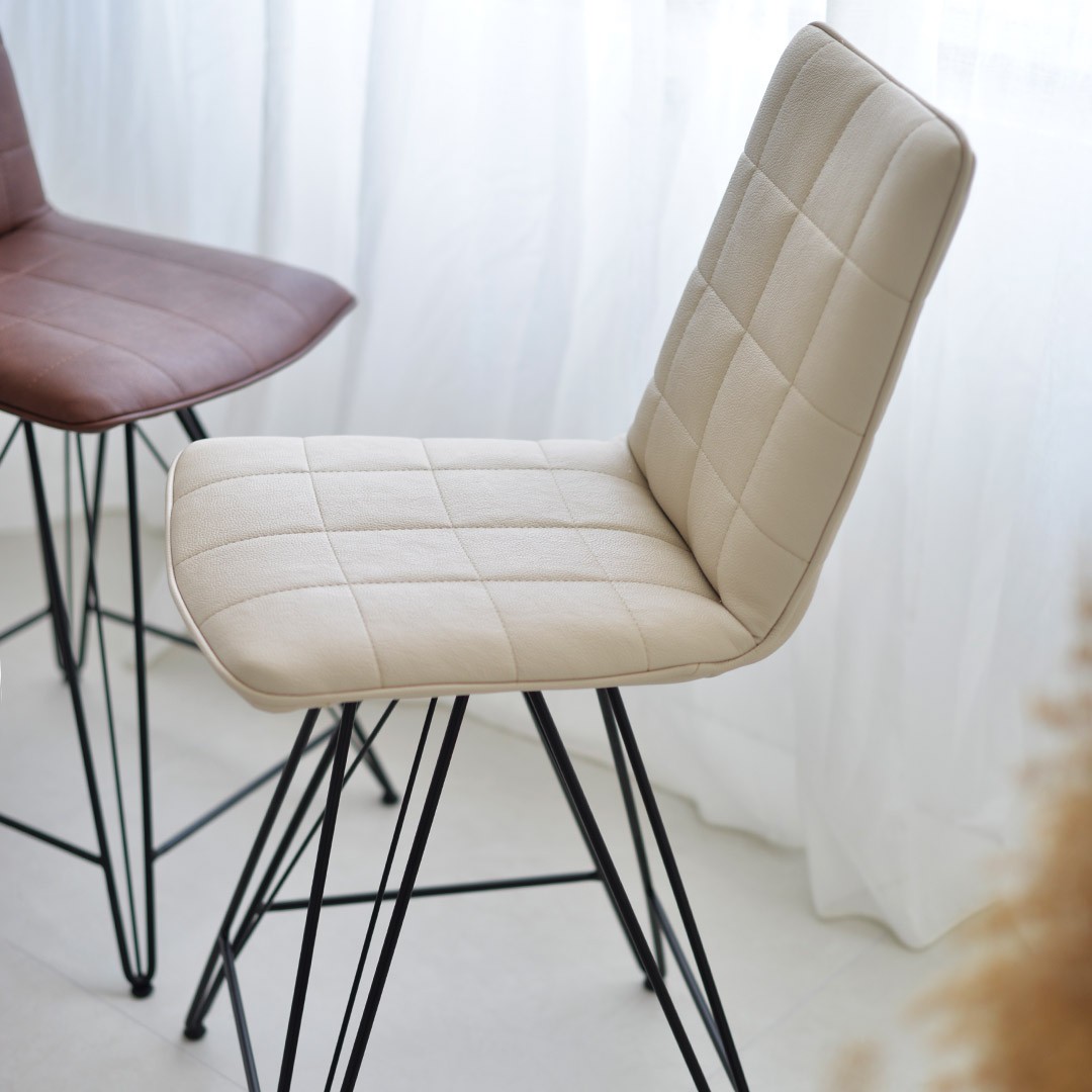 barska-stolica-noa-a-mahagoni-furniture-2 barska stolica so metalni nogarki I bela koza