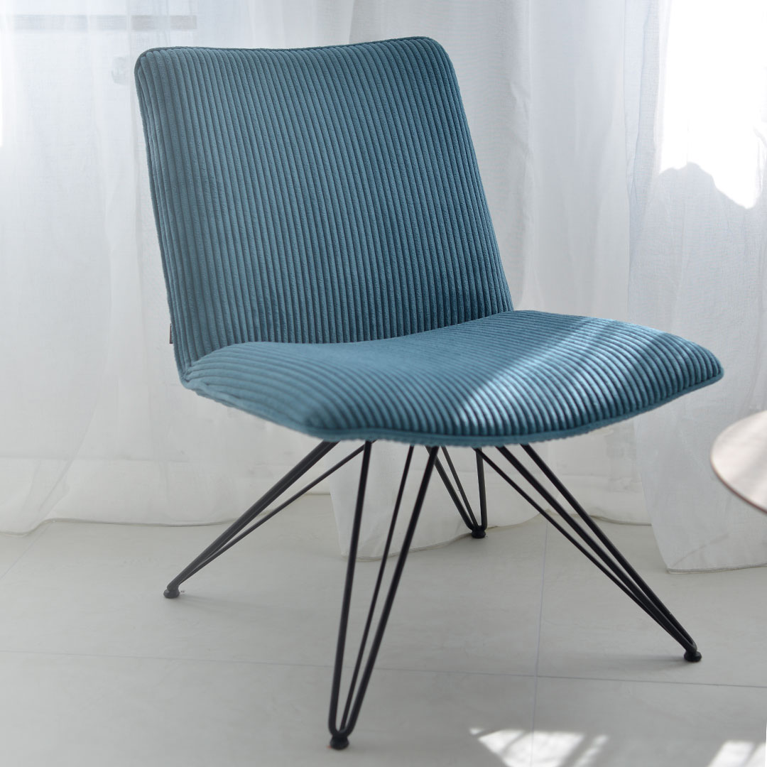 fotelja-naste-mahagoni-furniture-1 niska fotelja so metalni nogarki za dnevna soba