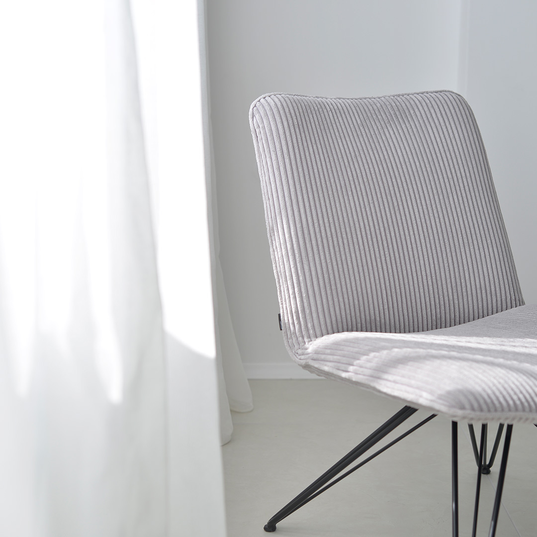 fotelja-naste-mahagoni-furniture-2 niska fotelja so metalni nogarki za dnevna soba