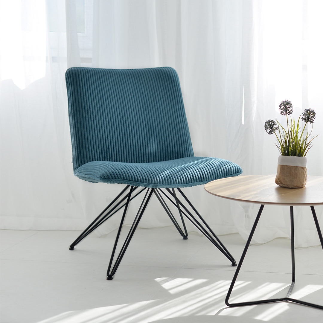 fotelja-naste-mahagoni-furniture-hp niska fotelja so metalni nogarki za dnevna soba
