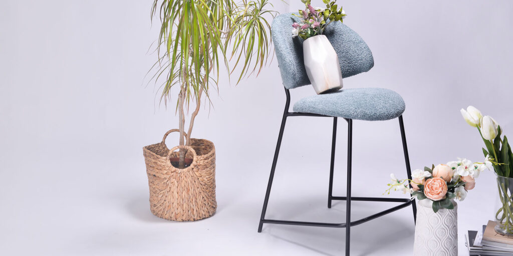 Bar chair with metal legs