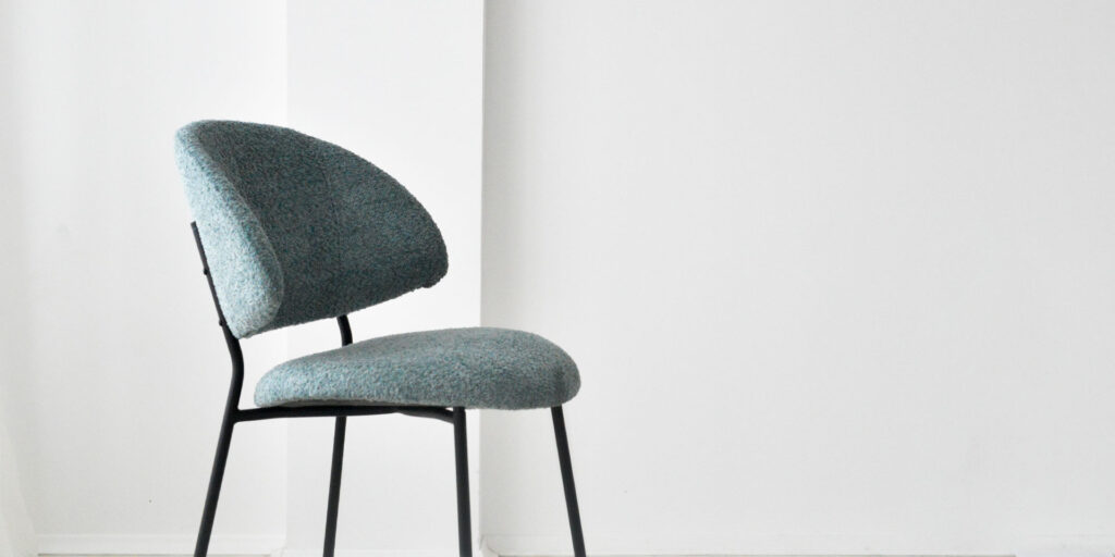 Bar chair with metal legs